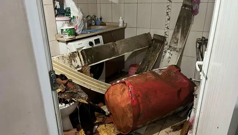 Ege'yi Sarsan Fırtına: Doğa Felaketi Caddeleri Beyaza Bürüdü!
