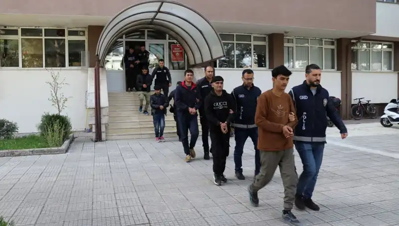 Düzensiz Göçmenler: İki İlde 21 Kişilik Operasyon Gerçekleştirildi