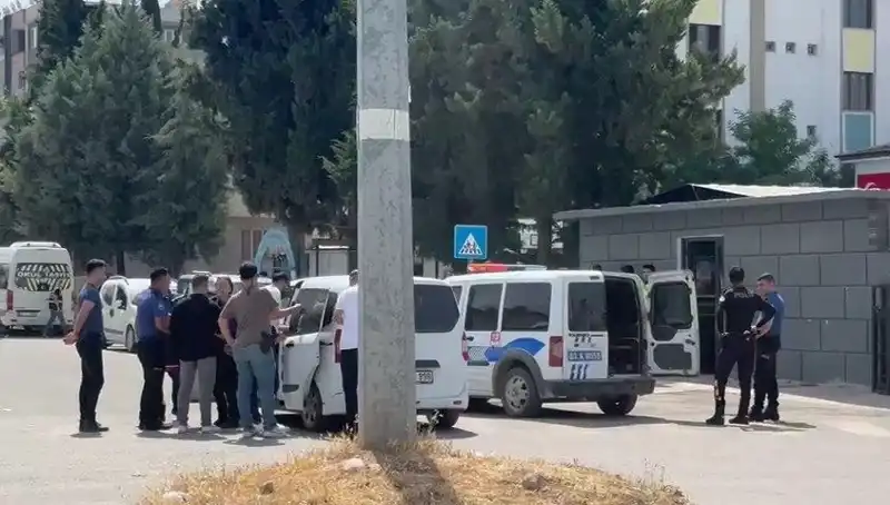Adliye Önünde Kargaşa: İki Aile Arasında Kanlı Kavga!