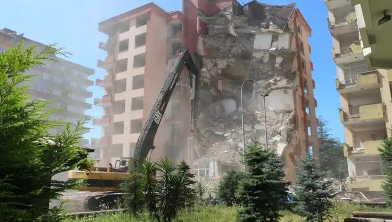 Deprem Değil, Dalgalar: İstanbul’da İki Bina Yıkım Süreci Başladı