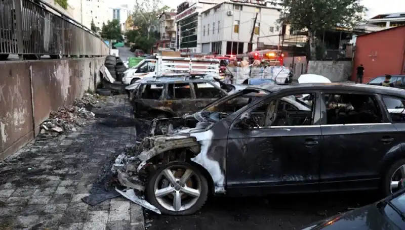 Sanayi Bölgesinde Yangın: Bekleyen Araçlar Alev Alev Yandı