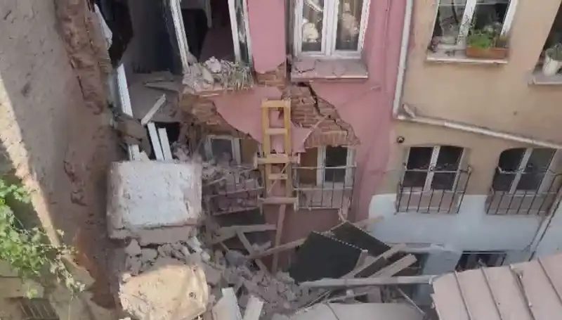 İstanbul'da Üç Katlı Binanın Balkonu Çökmüş: Yetkililer Olayı İnceliyor