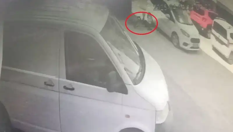 İstanbul'da Bisiklet Süren Çocuk, Kaza Anında Şans Eseri Kurtuldu!