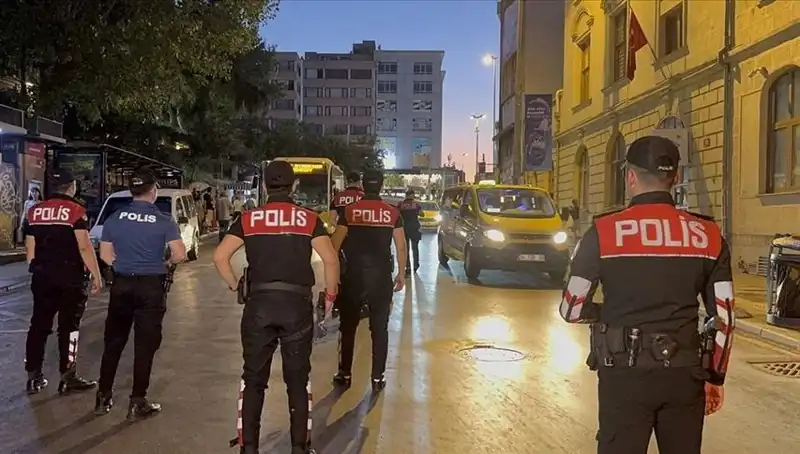 Megakentte Asayiş Operasyonları: Dört Saatte Yüzlerce Gözaltı Gerçekleşti
