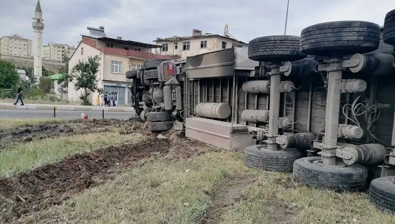 Freni Boşalan TIR Erzurum'da Dehşet Saçtı: O Anlar Kameralara Yansıdı