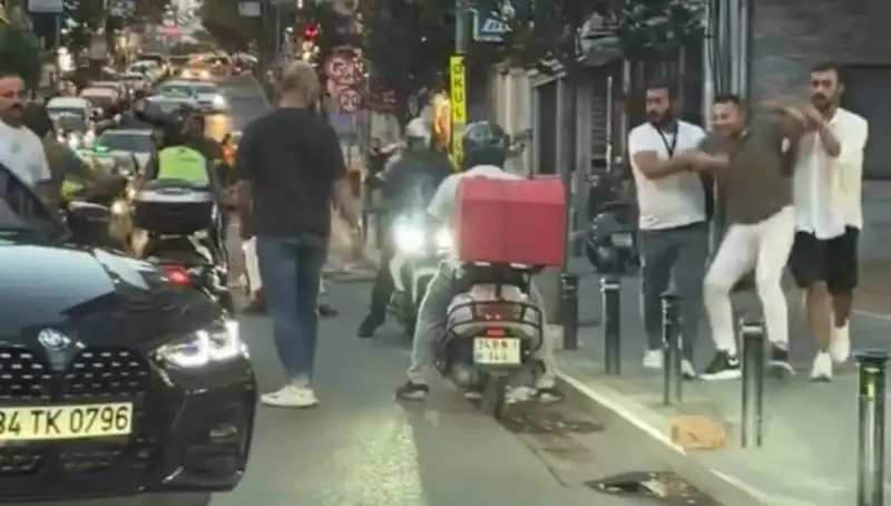 Nişantaşı’nda Yol Verme Kavgası: Sopayla Kadına Saldırdı!