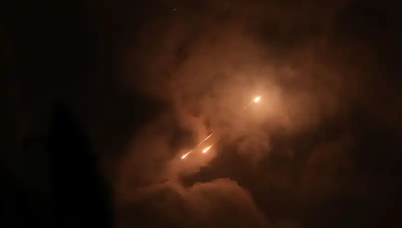 İran'ın Gece Saldırıları: Füzelerin Ateşleme Saatleri Ne Anlama Geliyor?
